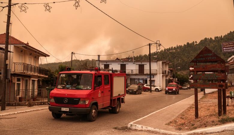 Πύρινη κόλαση στην Εύβοια: Αναζωπυρώσεις και μέτωπα από χωριό σε χωριό