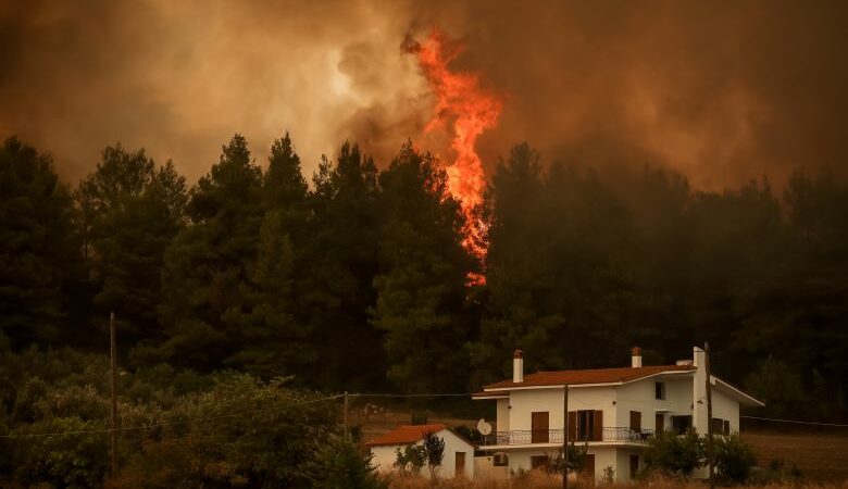 Πύρινος εφιάλτης στην Εύβοια: «Το πυροθερμικό φορτίο είναι τόσο μεγάλο που είναι σαν να ρίχνεις νερό σε λάβα από ηφαίστειο»