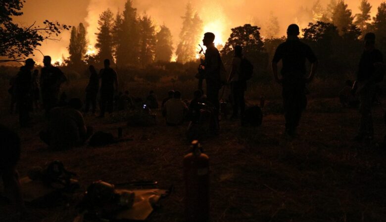 Φωτιά στην Εύβοια: Ολονύχτια μάχη με τις αναζωπυρώσεις