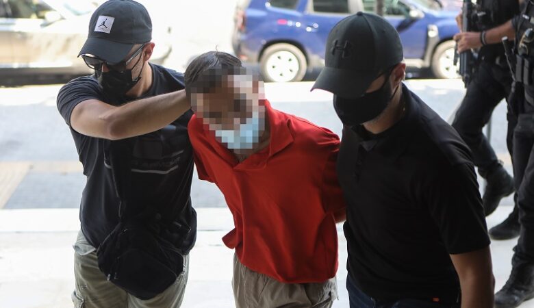 Ποινική δίωξη για 9 αδικήματα στο φερόμενο ως μέλος της «Επαναστατικής Αυτοάμυνας»