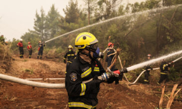 Φωτιά στην Εύβοια: Μάχη με τις αναζωπυρώσεις – Με δεξαμενόπλοιο κουβαλούν νερό για τα πυροσβεστικά
