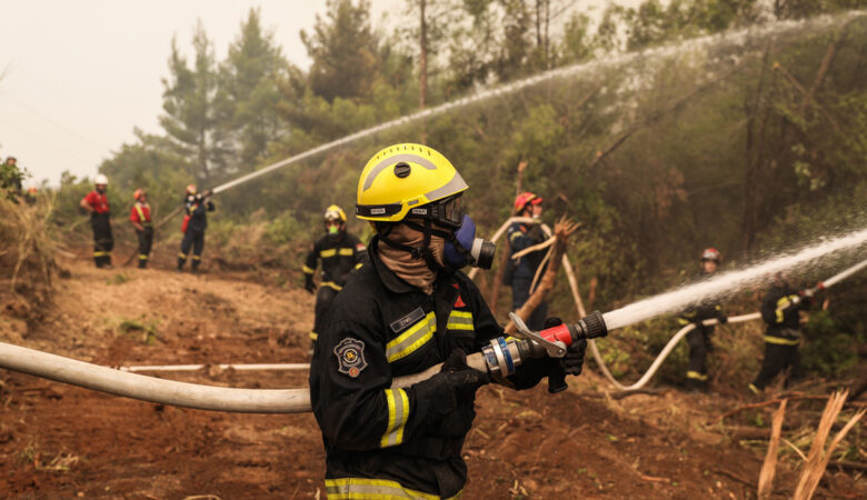 Εύβοια: Μεγάλη φωτιά στην περιοχή Φηγιάς Καρύστου – Μήνυμα του 112 για εκκένωση δύο οικισμών