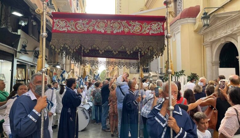 Απίστευτος συνωστισμός στον Ιερό Ναό του Αγίου Σπυρίδωνα στην Κέρκυρα
