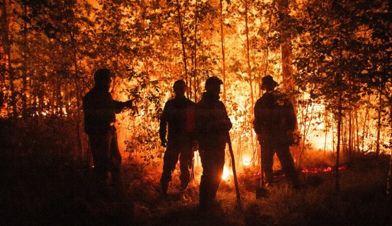 Σήμα κινδύνου από επιστήμονες για το «κοκτέιλ» πυρκαγιών και κορονοϊού