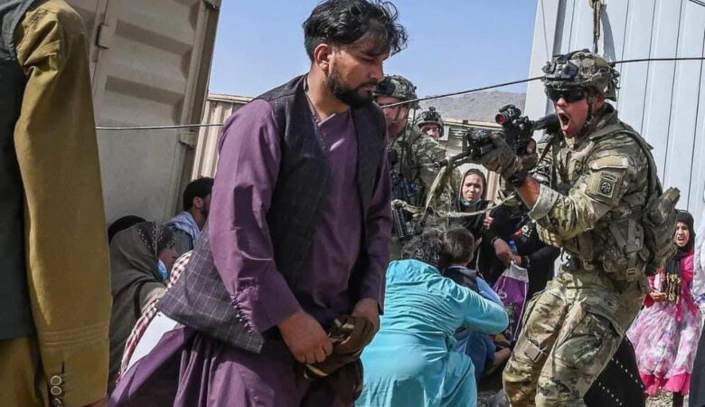 Η Ρωσία προτείνει να μεταφέρει αεροπορικώς Αφγανούς σε άλλες χώρες