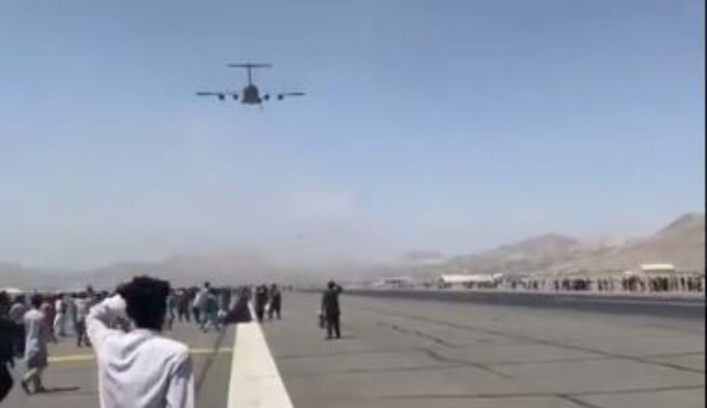 Χάος στο Αφγανιστάν: Άνθρωποι έπεφταν από αεροπλάνα που απογειώνονταν – Σοκαριστικά βίντεο