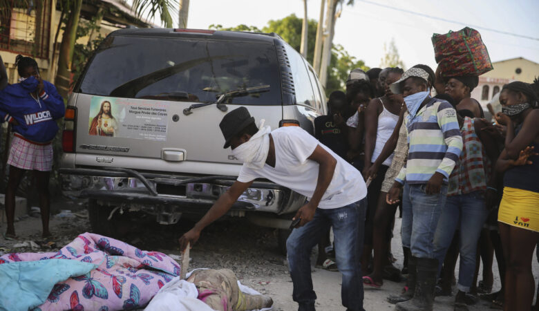 Σεισμός στην Αϊτή: «Έλα να με σώσεις, έχω καταπλακωθεί από το μπετόν» – Πάνω από 1.300 οι νεκροί