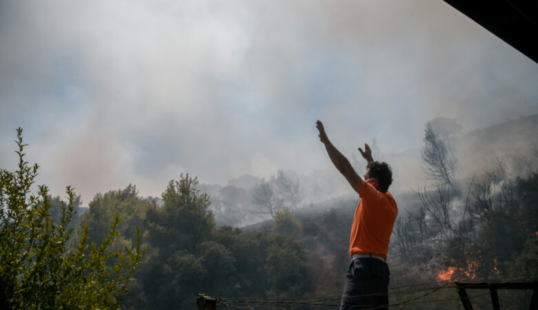 Φωτιά στην Κάρυστο: Αναζωπύρωση στο Μαρμάρι – Κοντά σε σπίτια οι φλόγες