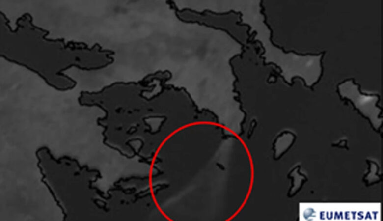 Φωτιά στην Κερατέα: Ο καπνός φαίνεται από το διάστημα