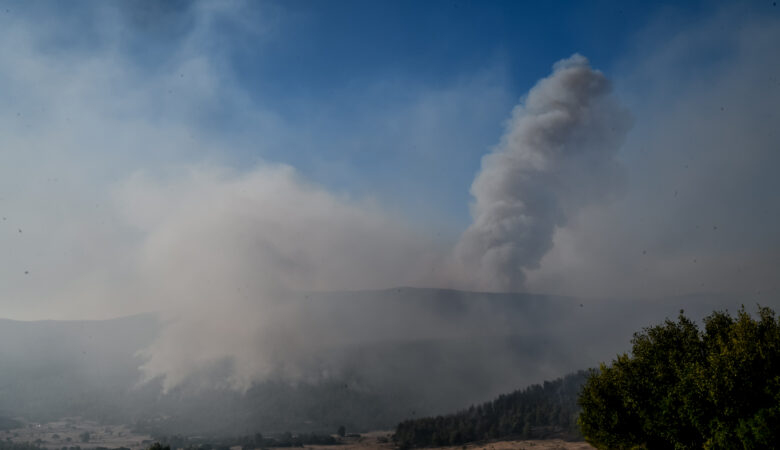 Έως την Κρήτη ο καπνός από τις νέες πυρκαγιές στην Αττική – Εκκενώθηκε το γηροκομείο στα Βίλια