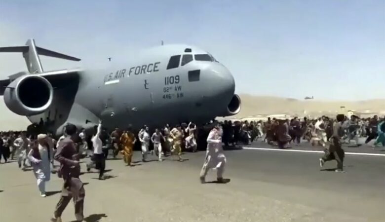 Αφγανιστάν: Περίπου 12.000 ξένοι και Αφγανοί έχουν απομακρυνθεί από την Κυριακή