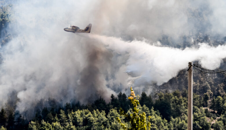 Φωτιά στα Βίλια: Άλλαξαν κατεύθυνση οι άνεμοι – 500 μέτρα από τα πρώτα σπίτια οι φλόγες