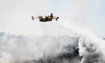 Επιπλέον αεροσκάφη και επίγειες δυνάμεις θέτει η ΕΕ στη διάθεση της Ελλάδας για την καταπολέμηση των πυρκαγιών
