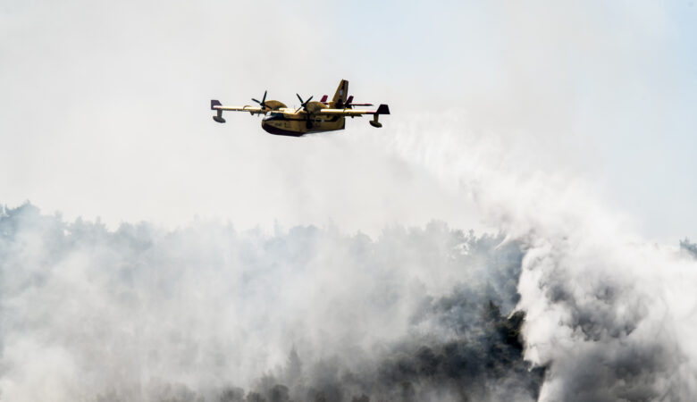 Επιπλέον αεροσκάφη και επίγειες δυνάμεις θέτει η ΕΕ στη διάθεση της Ελλάδας για την καταπολέμηση των πυρκαγιών