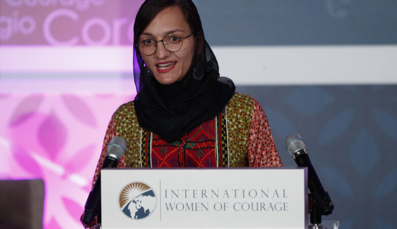 Σοκάρει η πρώτη γυναίκα δήμαρχος του Αφγανιστάν: Περιμένω να έρθουν να με σκοτώσουν