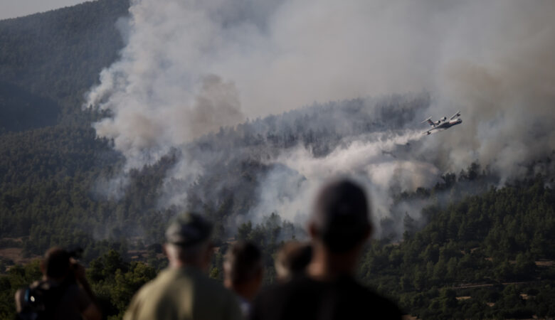 Φωτιά στα Βίλια: Κινητοποιήθηκαν λεωφορεία για την απομάκρυνση κατοίκων – «Εξετάζεται σοβαρά η εκκένωση»
