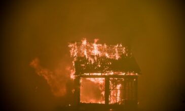 Μεγάλη πυρκαγιά στο Κρανίδι: Οι φλόγες μπήκαν μέσα σε μεγάλο ξενοδοχείο