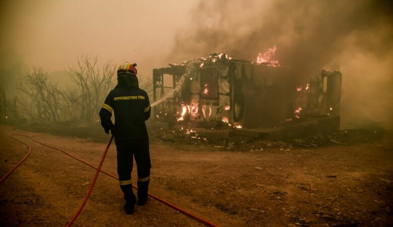 Φωτιά στα Βίλια: Μάχη με τις αναζωπυρώσεις – Ακούστηκαν εκρήξεις- Επιχειρούν τα εναέρια μέσα