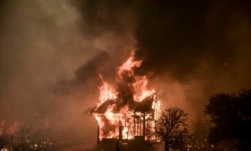 Φωτιά στα Βίλια: Εφιαλτικές εικόνες από την πύρινη λαίλαπα – Προσπάθεια να μην μπουν οι φλόγες στην κωμόπολη