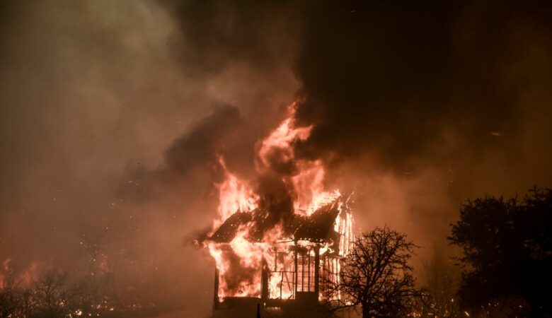 Ξυλόκαστρο: Ξέσπασε δεύτερη φωτιά σε λίγες μέρες σε δάσος κοντά στη Λίμνη Δασίου