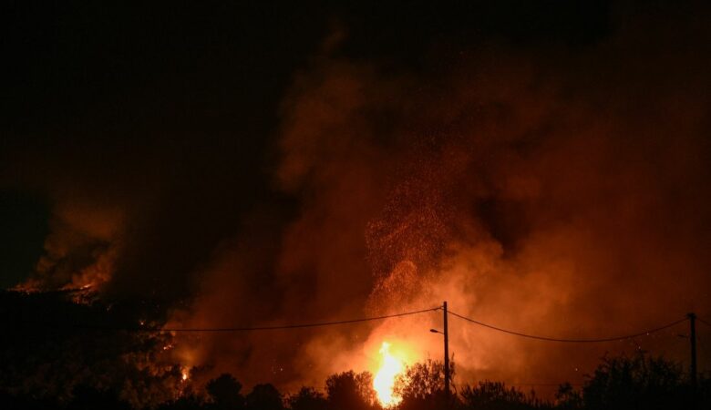 Φωτιά στα Βίλια: Κόλαση επί γης οι τεράστιες φλόγες προς Βένιζα, Γκίνη και Αγία Τριάδα