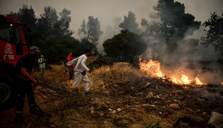 Φωτιά στα Βίλια: Καίει για Πέμπτη ημέρα – Μάχη με τις αναζωπυρώσεις