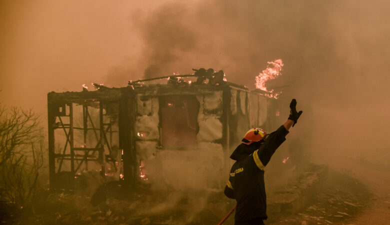 Φωτιά στα Βίλια: Τεράστιο πύρινο μέτωπο 20 χιλιομέτρων – Αναμένεται ενίσχυση των ανέμων