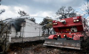 Βρέθηκαν υπολείμματα φωτοβολίδας στην φωτιά του Δασκαλειού Κερατέας – Ανησυχία για τις αναζωπυρώσεις στα Βίλια