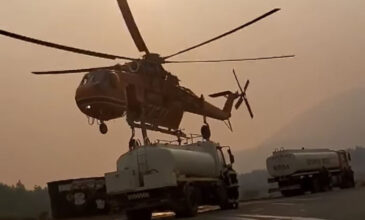 Φωτιά στα Βίλια: Έτσι εφοδιάζεται ελικόπτερο από υδροφόρα – Δείτε το εντυπωσιακό βίντεο