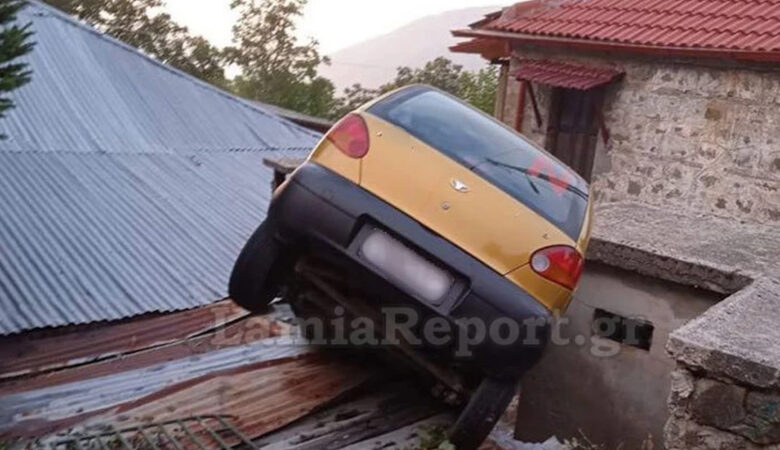 Απίστευτο ατύχημα στη Φθιώτιδα: Αυτοκίνητο «προσγειώθηκε» σε… σπίτι – Δείτε τις εικόνες