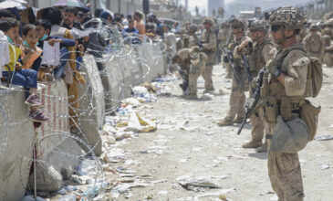 Αφγανιστάν: Νέες εικόνες χάους στο αεροδρόμιο – Ακούγονται πυροβολισμοί