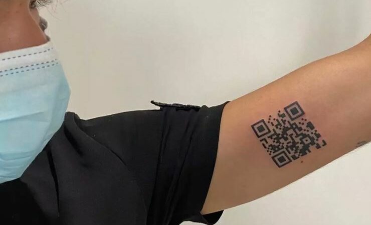 22χρονος Ιταλός έκανε τατουάζ… το υγειονομικό πάσο του