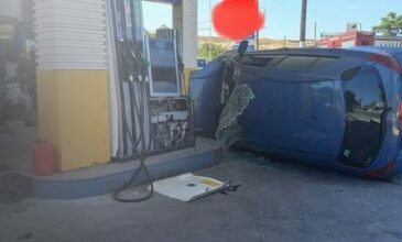Απίστευτο τροχαίο στην Κρήτη: Αυτοκίνητο τούμπαρε μέσα σε βενζινάδικο