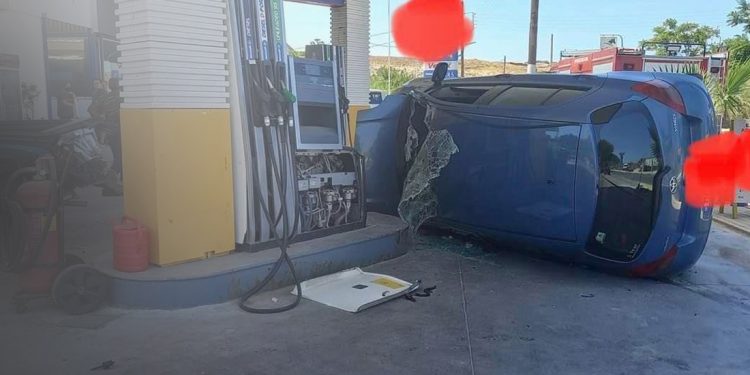 Απίστευτο τροχαίο στην Κρήτη: Αυτοκίνητο τούμπαρε μέσα σε βενζινάδικο