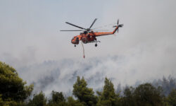 Φωτιά στο Κορωπί – Σηκώθηκαν δυο ελικόπτερα