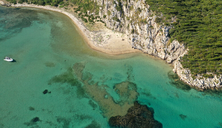 Το άγνωστο ελληνικό νησί στη Μεσσηνία με τις εξωτικές παραλίες