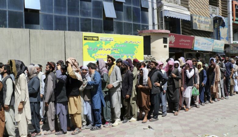 ΗΠΑ: Σχεδόν 10.000 άνθρωποι περιμένουν στο αεροδρόμιο για να φύγουν από τo Αφγανιστάν