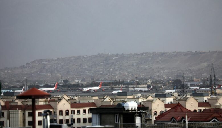 Από βομβιστές αυτοκτονίας το αιματοκύλισμα έξω από το αεροδρόμιο της Καμπούλ – Ποιοι έκαναν τις επιθέσεις