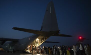 Μακρόν: Εκατοντάδες περιμένουν στο αεροδρόμιο της Καμπούλ να επαναπατριστούν στη Γαλλία