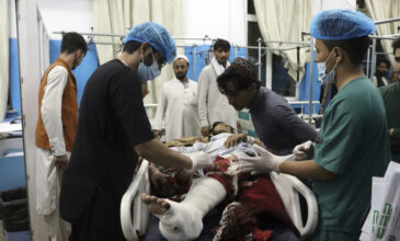 Μακελειό στην Καμπούλ: Ξεπέρασαν τους 100 οι νεκροί των πολύνεκρων επιθέσεων