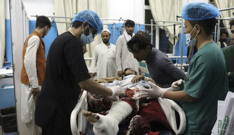 Μακελειό στην Καμπούλ: Ξεπέρασαν τους 100 οι νεκροί των πολύνεκρων επιθέσεων