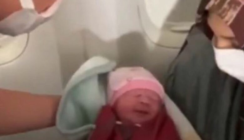 Αφγανιστάν: Γυναίκα γέννησε μέσα στο αεροπλάνο που την μετέφερε στη Βρετανία – Δείτε το βίντεο