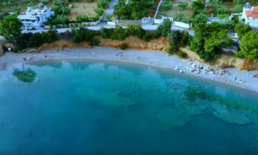 Προσήλι: Η οικογενειακή παραλία στην Αττική που έχει πάντα νερό… λάδι