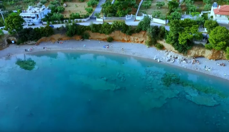 Προσήλι: Η οικογενειακή παραλία στην Αττική που έχει πάντα νερό… λάδι