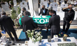 Το τελευταίο αντίο στον Άκη Τσοχατζόπουλο: Το φέρετρό του καλύφθηκε με τη σημαία του ΠΑΣΟΚ