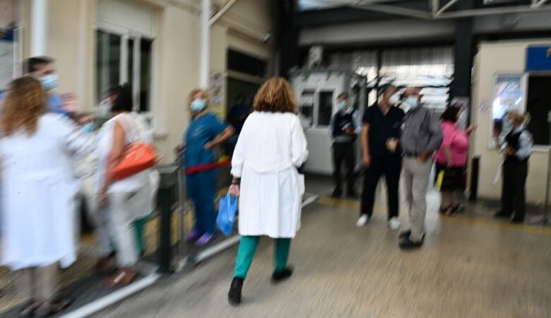 Σε αναστολή 5.895 εργαζόμενοι στα νοσοκομεία