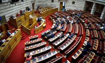 Σφοδρή αντιπαράθεση στη Βουλή για ανασχηματισμό και Αποστολάκη
