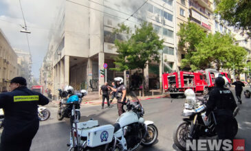 Υπό έλεγχο η φωτιά σε κτίριο στο κέντρο της Αθήνας – Απεγκλωβίστηκαν τρεις εργαζόμενοι