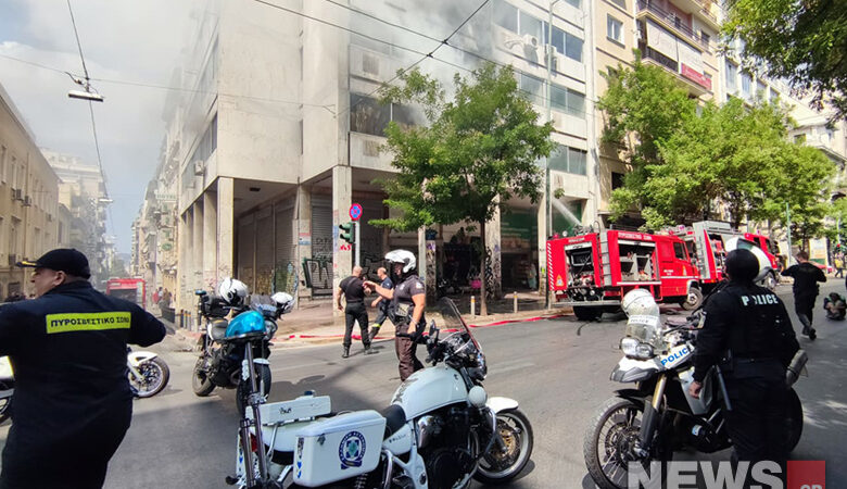 Υπό έλεγχο η φωτιά σε κτίριο στο κέντρο της Αθήνας – Απεγκλωβίστηκαν τρεις εργαζόμενοι
