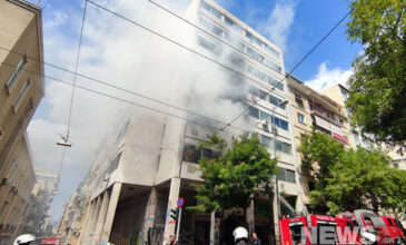 Φωτιά σε κτίριο στο κέντρο της Αθήνας – Δείτε εικόνες του news.gr